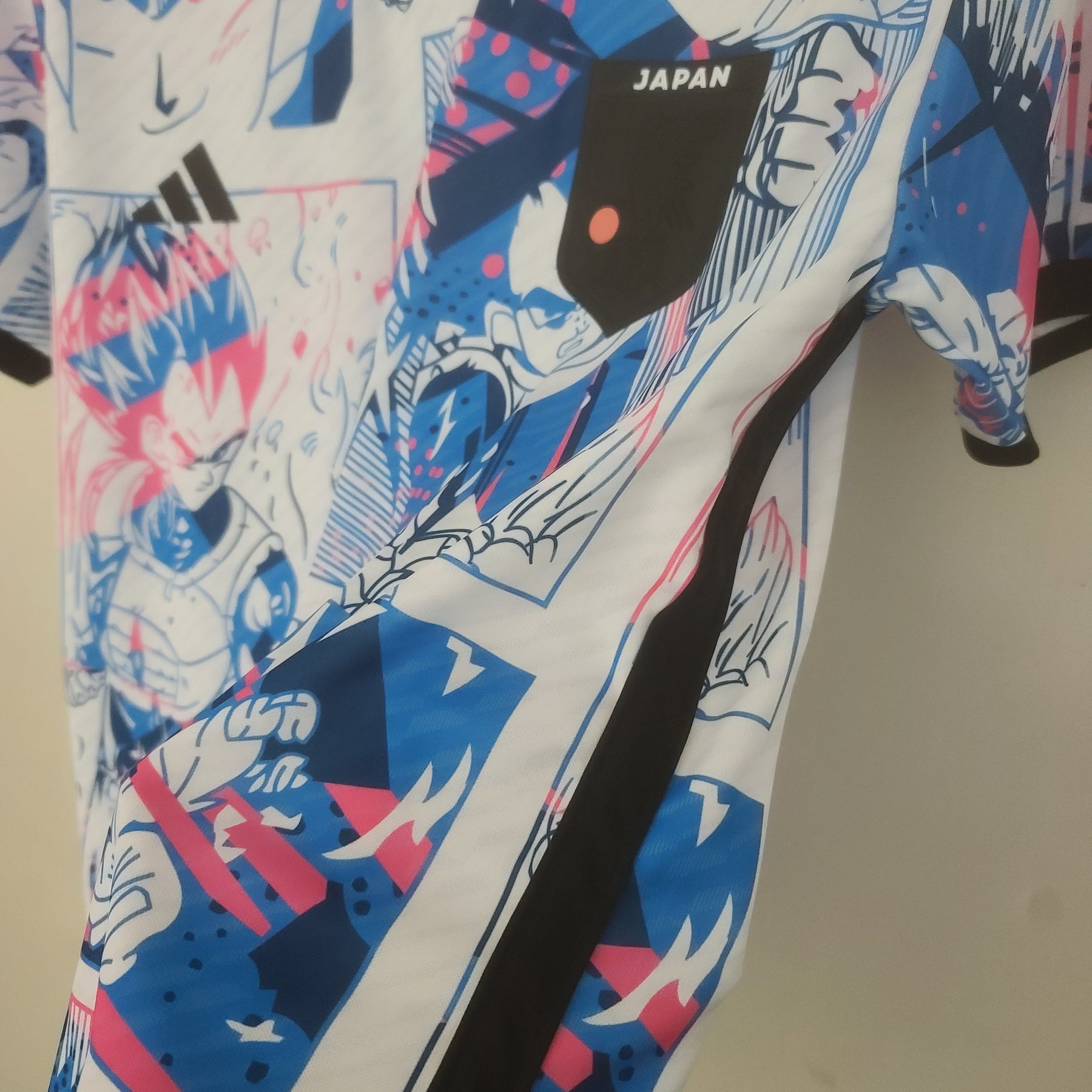 Camisa Seleção Japão Edição Especial Anime 2022/23 - Adidas Torcedor Masculina - Rosa/Azul