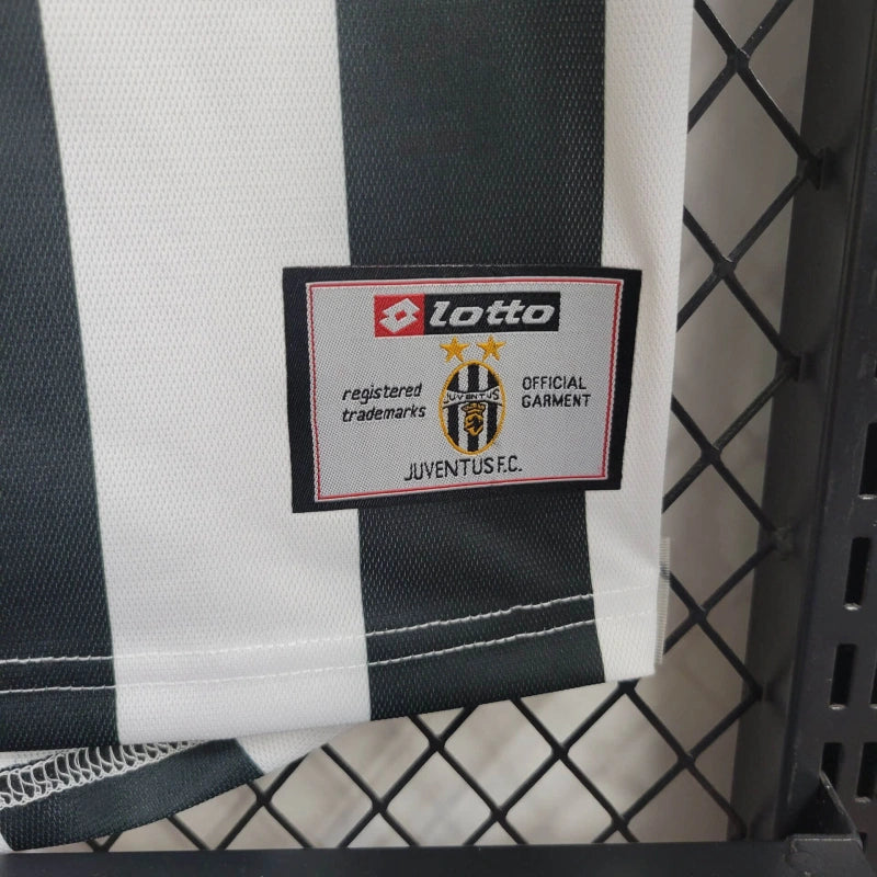 Camisa Juventus Home 2001/02 - Lotto Retrô Masculina - Branca/Preta