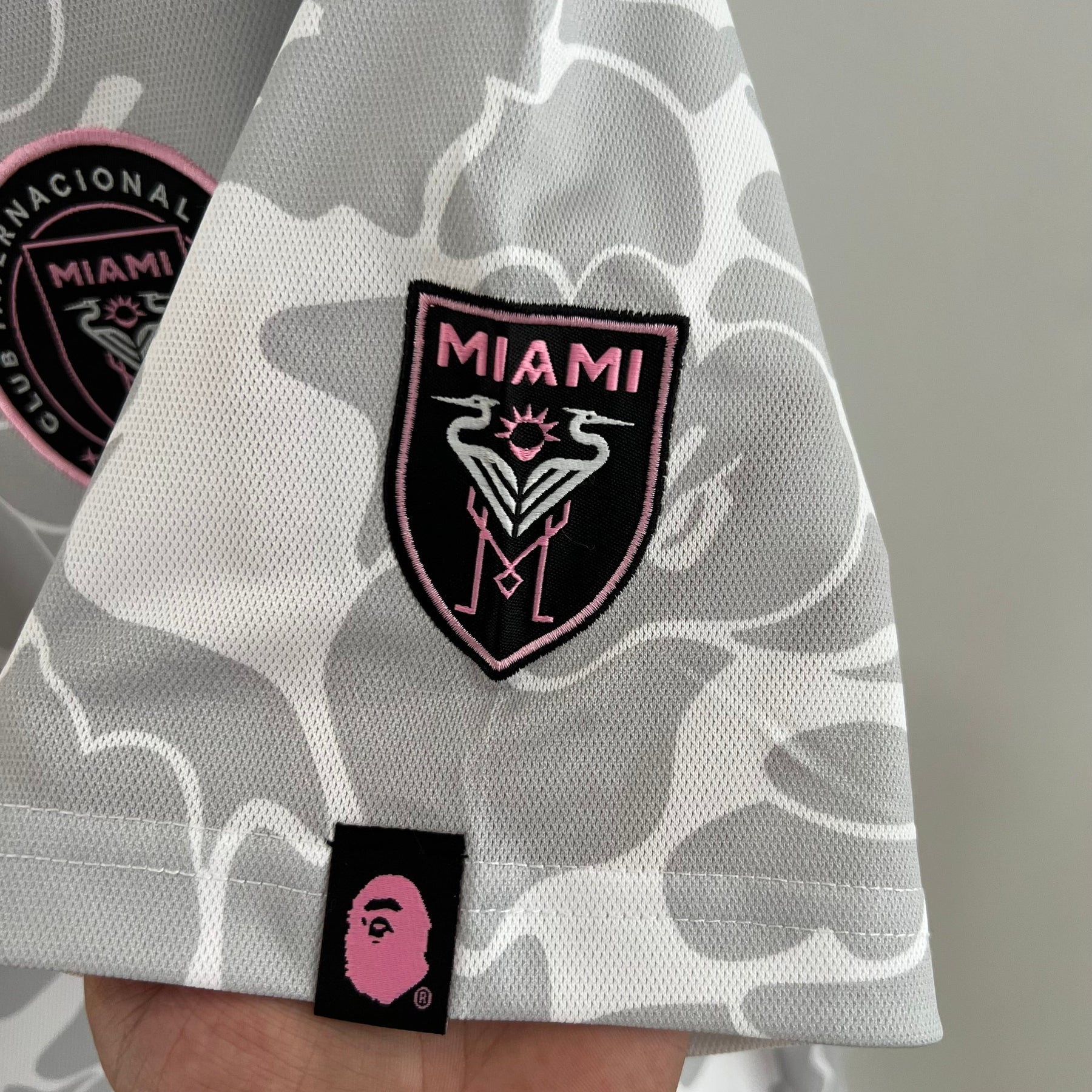 Camisa Inter Miami Edição Especial Bape 2023/24 - Bape Torcedor Masculina - Cinza/Branca