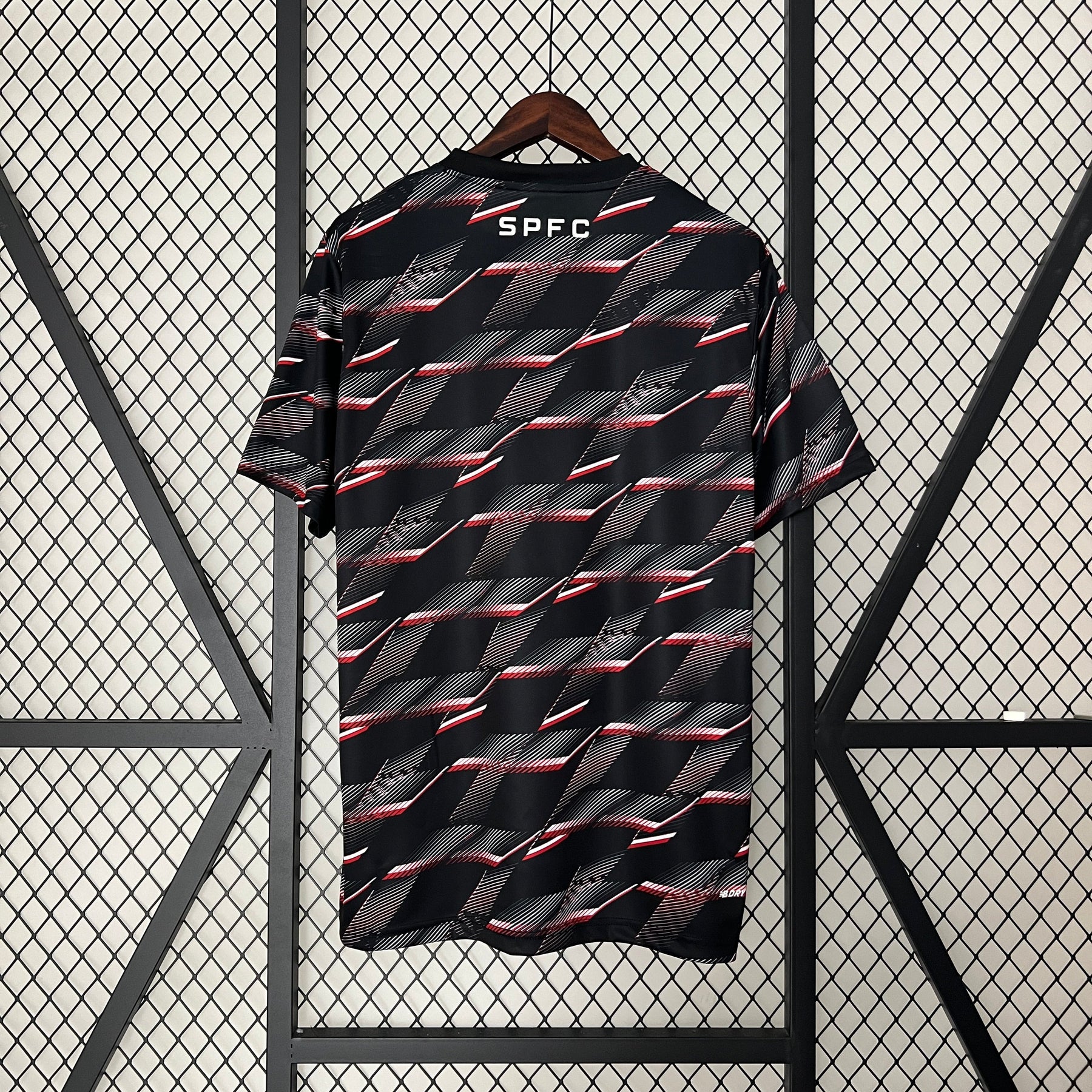 Camisa São Paulo Pré-Jogo 2024/25 - New Balace Torcedor Masculina - Preta/Vermelha