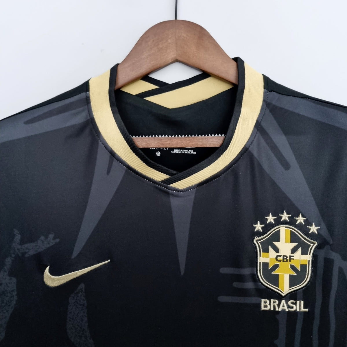 Camisa Seleção Brasil Edição Especial 2022 - Nike Torcedor Masculina - Preta/Dourada