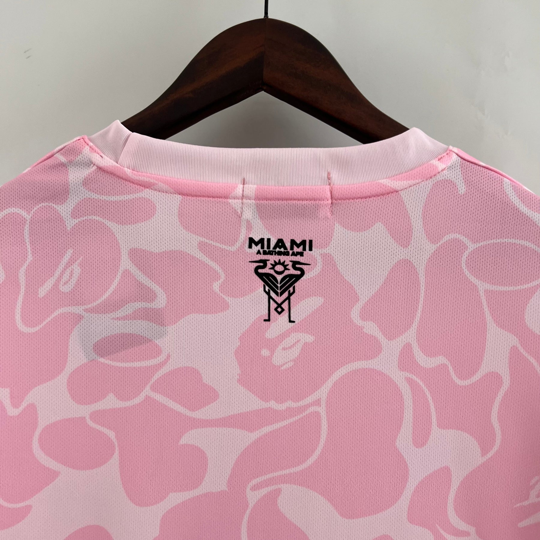 Camisa Inter Miami Edição Especial Bape 2023/24 - Bape Torcedor Masculina - Rosa/Branca