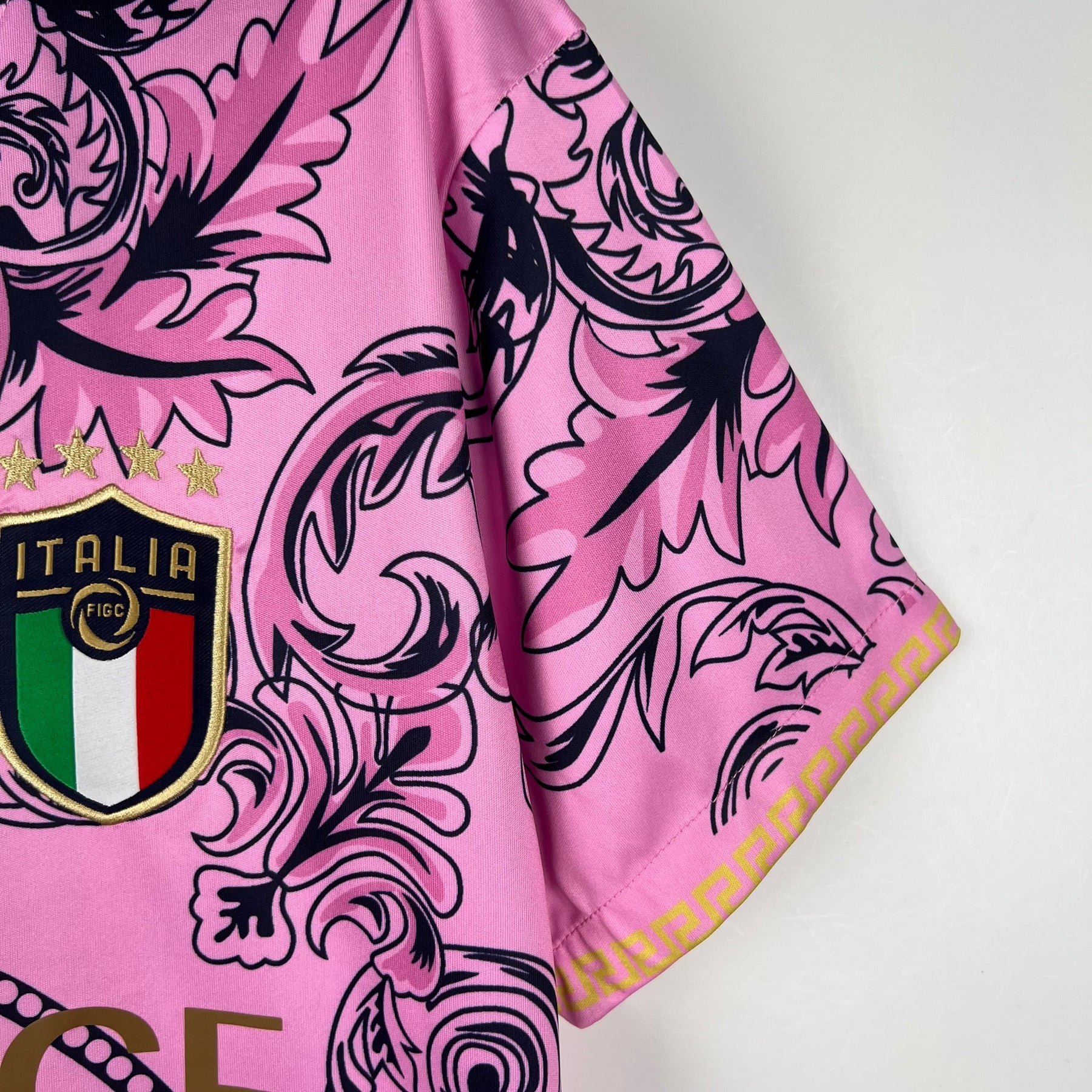 Camisa Seleção Itália Edição Especial Versace 2023/24 - Puma Torcedor Masculina - Rosa/Preta