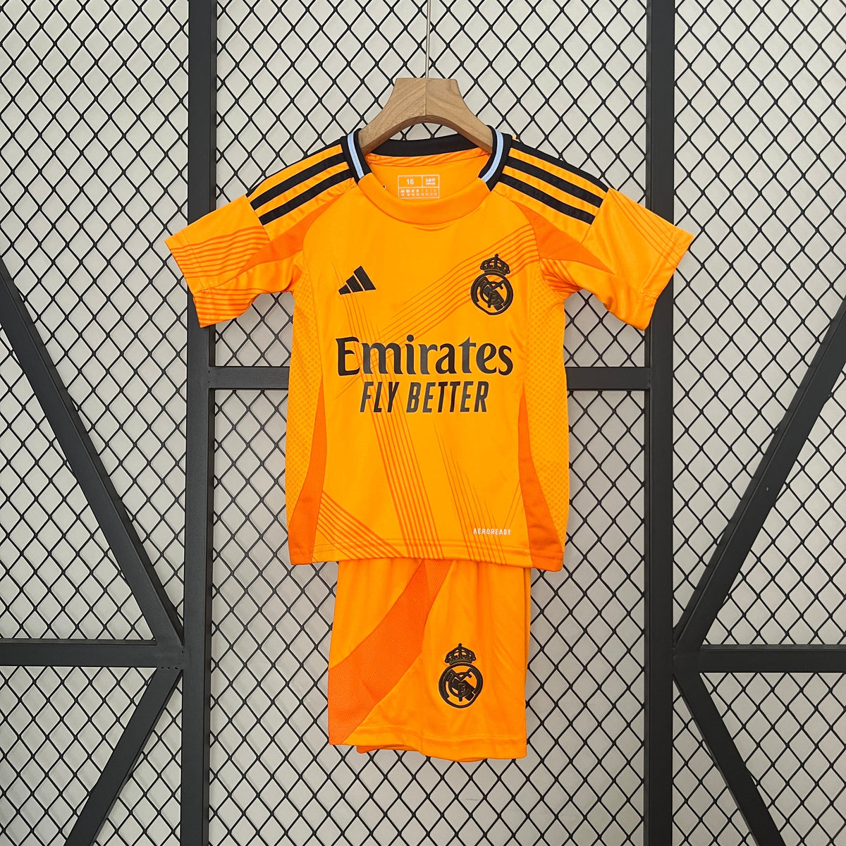 Kit Infantil Real Madrid Away 2024/25 - Adidas Torcedor - Laranja/Preta