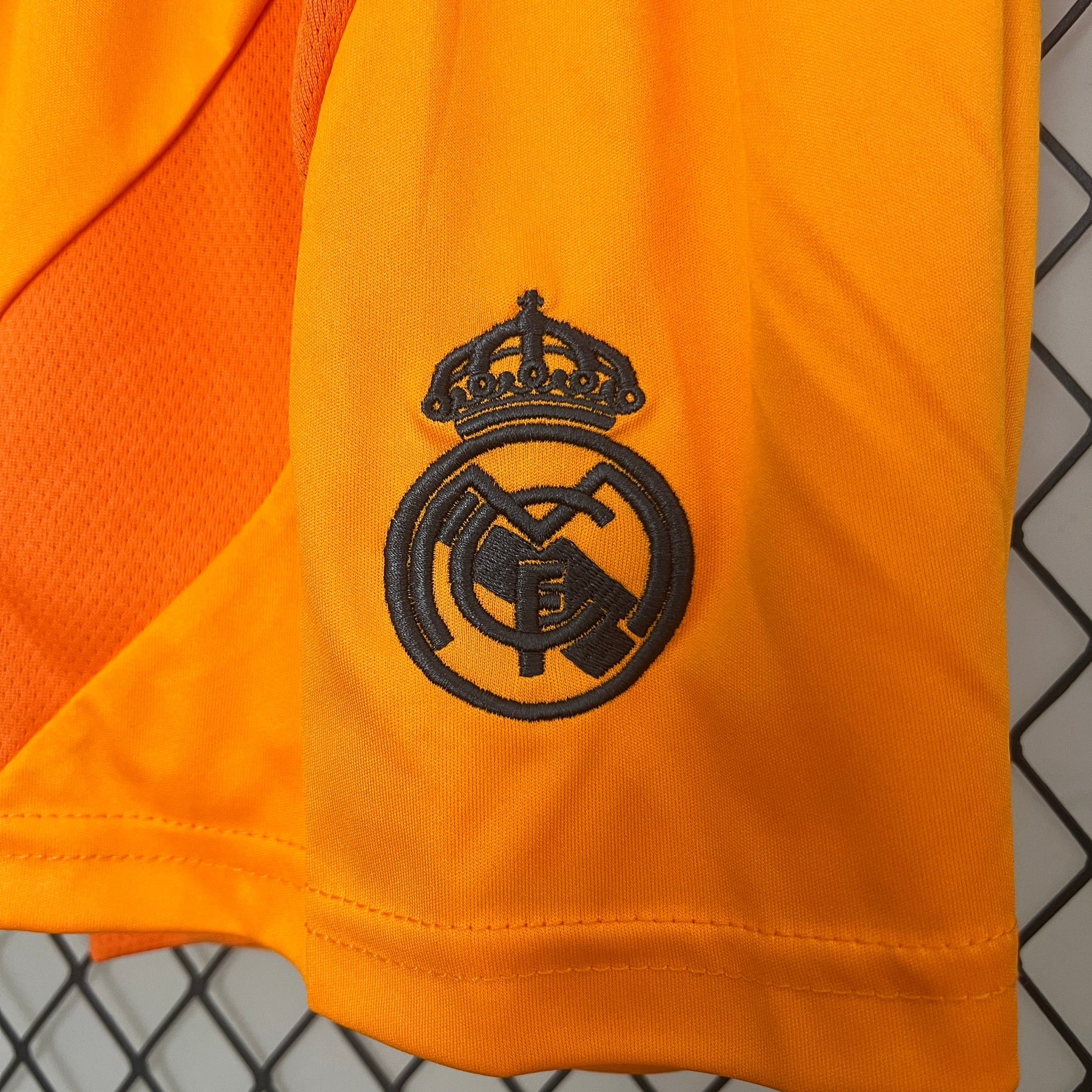 Kit Infantil Real Madrid Away 2024/25 - Adidas Torcedor - Laranja/Preta