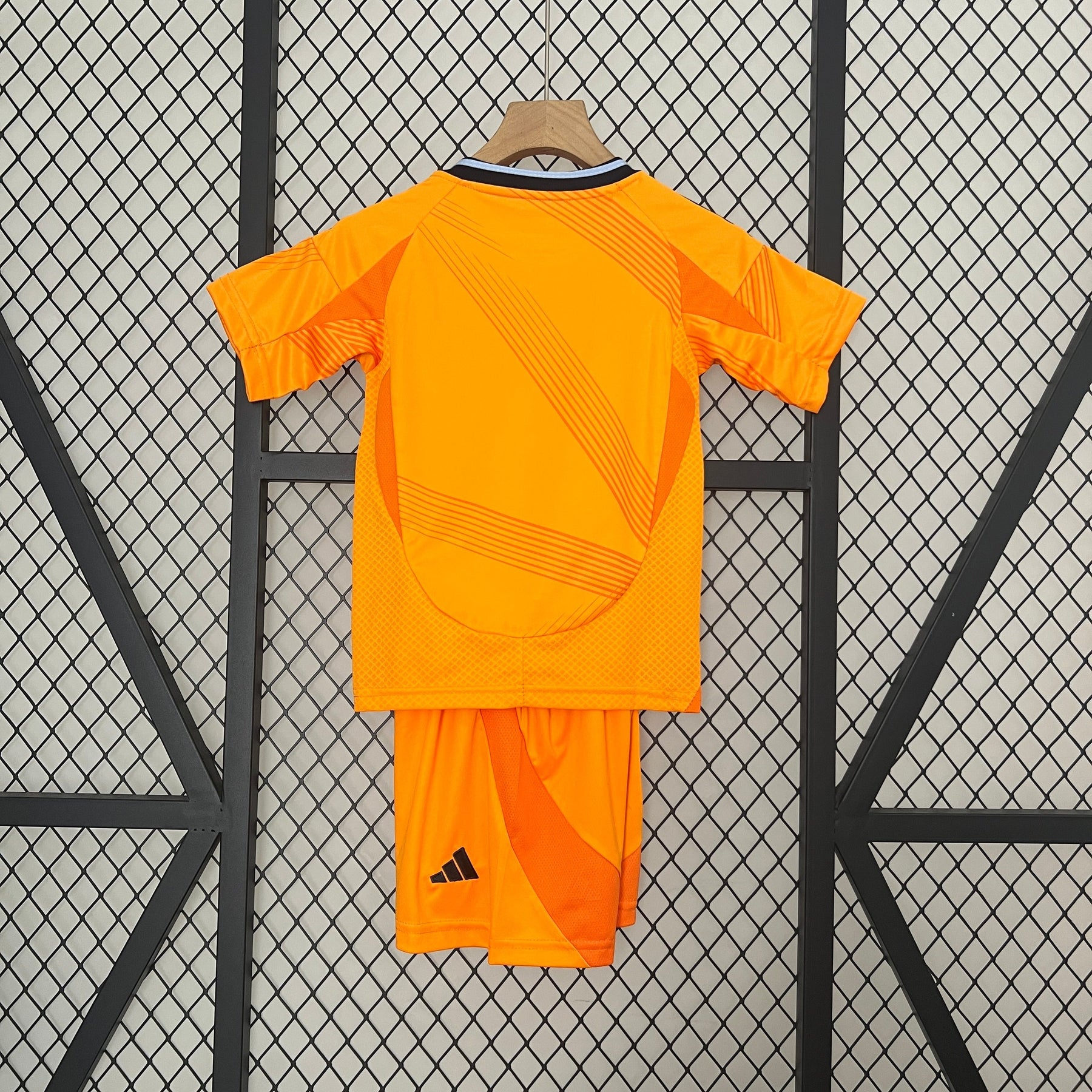 Kit Infantil Real Madrid Away 2024/25 - Adidas Torcedor - Laranja/Preta